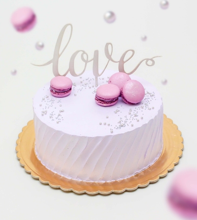 Tort Love cu macarons violet